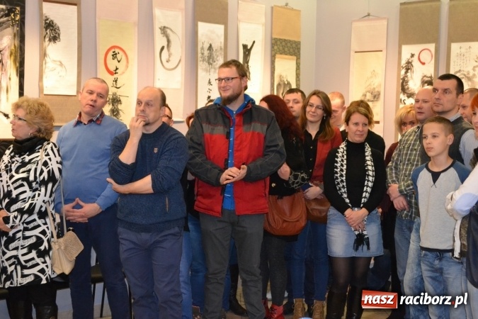 Zdjęcie w galerii na portalu naszraciborz.pl: W Galerii OBOK odbył się wernisaż wystawy pt. Kłaniając się wiśni  wiadomości z regionu