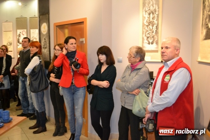 Zdjęcie w galerii na portalu naszraciborz.pl: W Galerii OBOK odbył się wernisaż wystawy pt. Kłaniając się wiśni  wiadomości z regionu