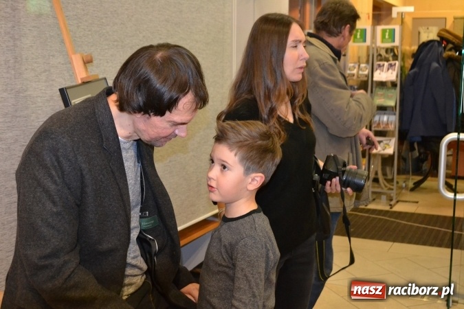 Zdjęcie w galerii na portalu naszraciborz.pl: W Galerii OBOK odbył się wernisaż wystawy pt. Kłaniając się wiśni  wiadomości z regionu