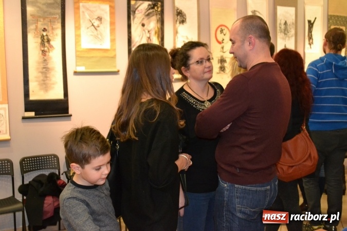 Zdjęcie w galerii na portalu naszraciborz.pl: W Galerii OBOK odbył się wernisaż wystawy pt. Kłaniając się wiśni  wiadomości z regionu