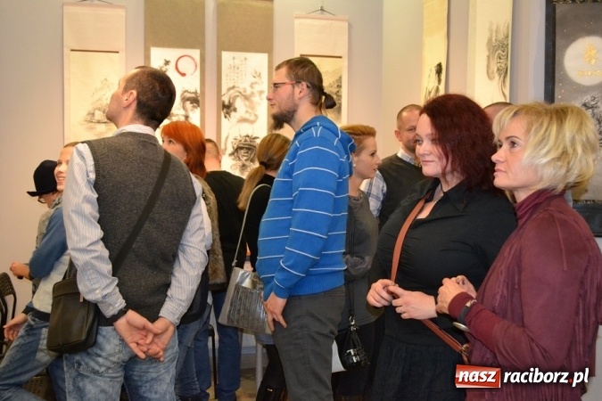 Zdjęcie w galerii na portalu naszraciborz.pl: W Galerii OBOK odbył się wernisaż wystawy pt. Kłaniając się wiśni  wiadomości z regionu