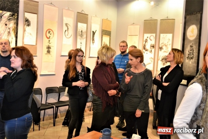 Zdjęcie w galerii na portalu naszraciborz.pl: W Galerii OBOK odbył się wernisaż wystawy pt. Kłaniając się wiśni  wiadomości z regionu