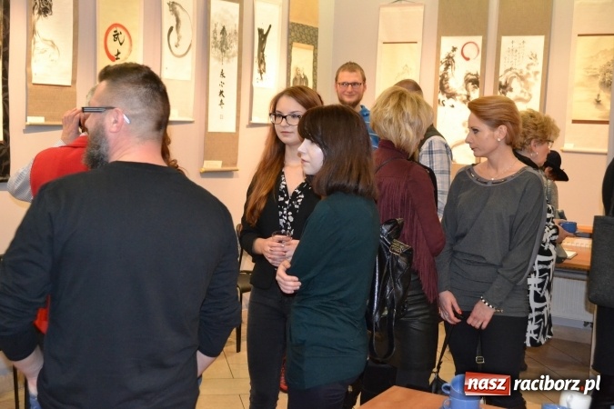 Zdjęcie w galerii na portalu naszraciborz.pl: W Galerii OBOK odbył się wernisaż wystawy pt. Kłaniając się wiśni  wiadomości z regionu