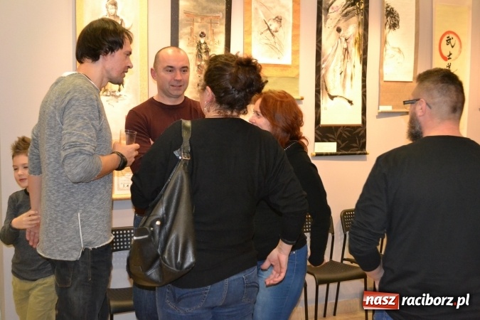 Zdjęcie w galerii na portalu naszraciborz.pl: W Galerii OBOK odbył się wernisaż wystawy pt. Kłaniając się wiśni  wiadomości z regionu