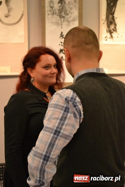 Zdjęcie w galerii na portalu naszraciborz.pl: W Galerii OBOK odbył się wernisaż wystawy pt. Kłaniając się wiśni  wiadomości z regionu