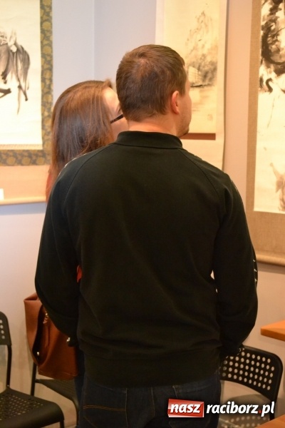Zdjęcie w galerii na portalu naszraciborz.pl: W Galerii OBOK odbył się wernisaż wystawy pt. Kłaniając się wiśni  wiadomości z regionu
