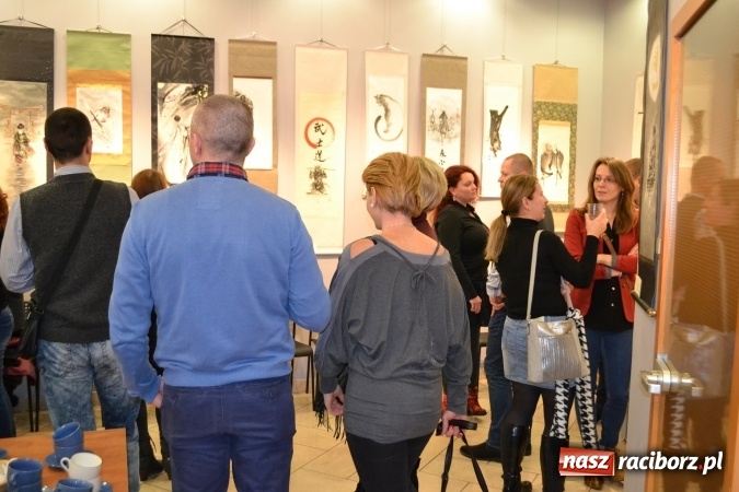 Zdjęcie w galerii na portalu naszraciborz.pl: W Galerii OBOK odbył się wernisaż wystawy pt. Kłaniając się wiśni  wiadomości z regionu