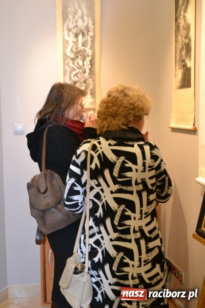 Zdjęcie w galerii na portalu naszraciborz.pl: W Galerii OBOK odbył się wernisaż wystawy pt. Kłaniając się wiśni  wiadomości z regionu