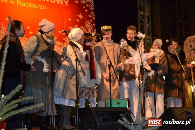 Zdjęcie w galerii na portalu naszraciborz.pl: Występy Raciborskiego Centrum Kultury podczas Jarmarku Bożonarodzeniowego wiadomości z regionu