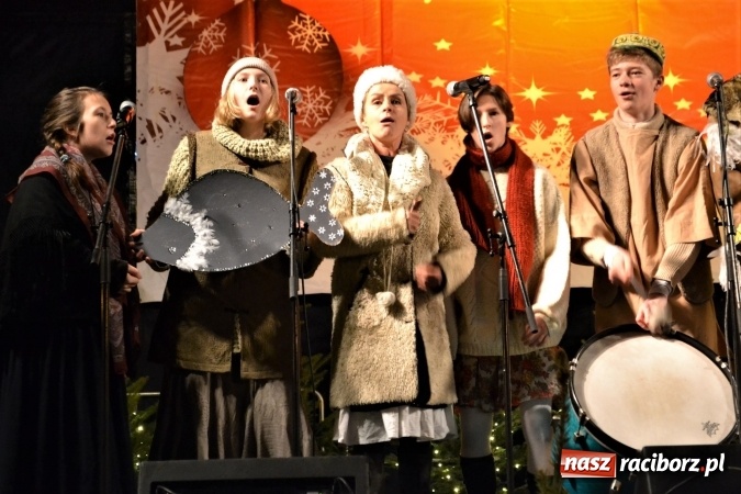 Zdjęcie w galerii na portalu naszraciborz.pl: Występy Raciborskiego Centrum Kultury podczas Jarmarku Bożonarodzeniowego wiadomości z regionu