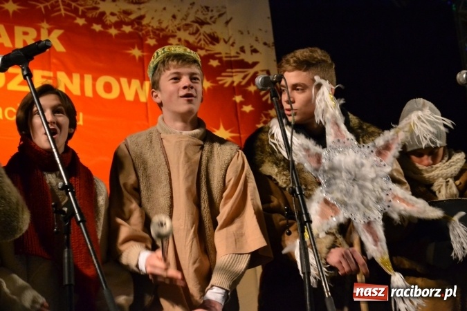 Zdjęcie w galerii na portalu naszraciborz.pl: Występy Raciborskiego Centrum Kultury podczas Jarmarku Bożonarodzeniowego wiadomości z regionu