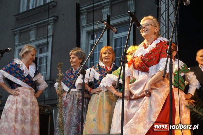 Zdjęcie w galerii na portalu naszraciborz.pl: Występy Raciborskiego Centrum Kultury podczas Jarmarku Bożonarodzeniowego wiadomości z regionu