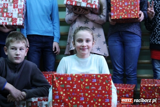 Zdjęcie w galerii na portalu naszraciborz.pl: Jeden za wszystkich, wszyscy za jednego – Szlachetna Paczka w Dwójce  wiadomości z regionu