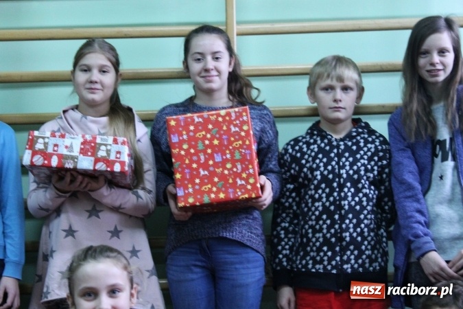 Zdjęcie w galerii na portalu naszraciborz.pl: Jeden za wszystkich, wszyscy za jednego – Szlachetna Paczka w Dwójce  wiadomości z regionu