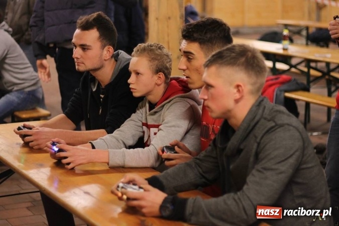 Zdjęcie w galerii na portalu naszraciborz.pl: III Turniej Mikołajkowy FIFA 2017 za nami wiadomości z regionu