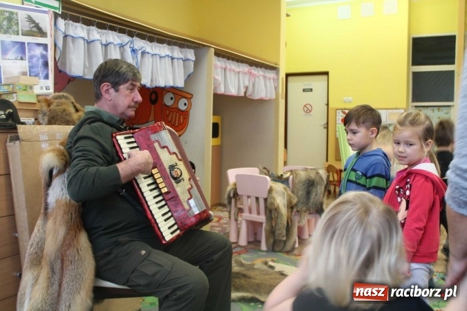 Zdjęcie w galerii na portalu naszraciborz.pl: Odwiedziny pana myśliwego w przedszkolu w Sudole  wiadomości z regionu