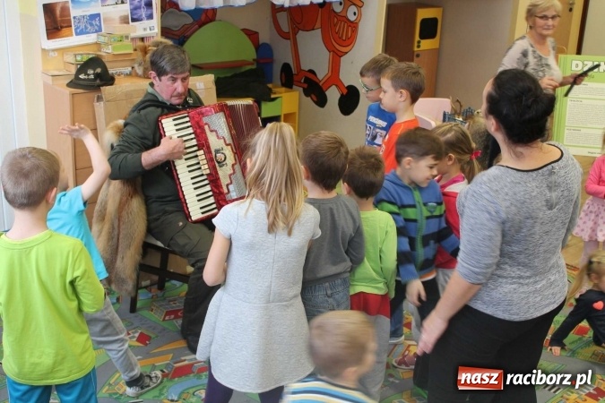Zdjęcie w galerii na portalu naszraciborz.pl: Odwiedziny pana myśliwego w przedszkolu w Sudole  wiadomości z regionu