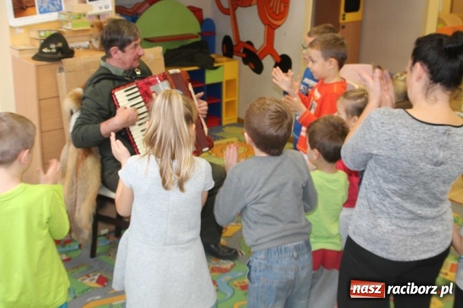 Zdjęcie w galerii na portalu naszraciborz.pl: Odwiedziny pana myśliwego w przedszkolu w Sudole  wiadomości z regionu