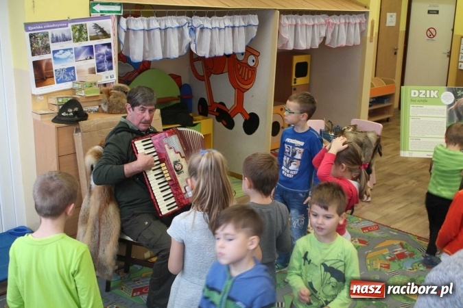 Zdjęcie w galerii na portalu naszraciborz.pl: Odwiedziny pana myśliwego w przedszkolu w Sudole  wiadomości z regionu