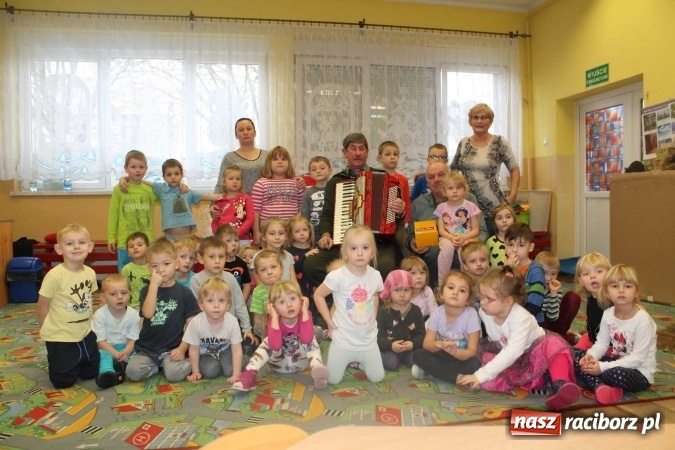 Zdjęcie w galerii na portalu naszraciborz.pl: Odwiedziny pana myśliwego w przedszkolu w Sudole  wiadomości z regionu