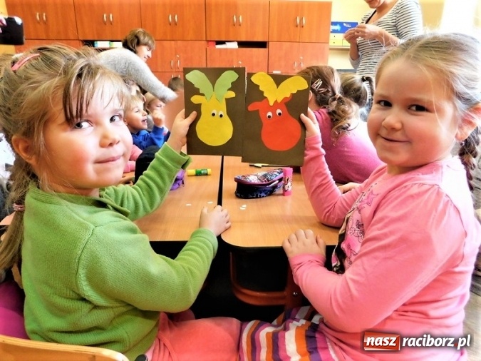 Zdjęcie w galerii na portalu naszraciborz.pl: W Szkole Podstawowej nr 4 dzieci kartki piszą  wiadomości z regionu