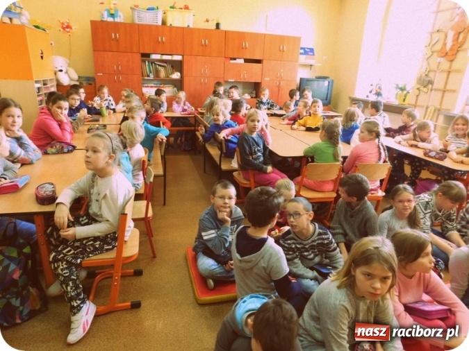 Zdjęcie w galerii na portalu naszraciborz.pl: W Szkole Podstawowej nr 4 dzieci kartki piszą  wiadomości z regionu