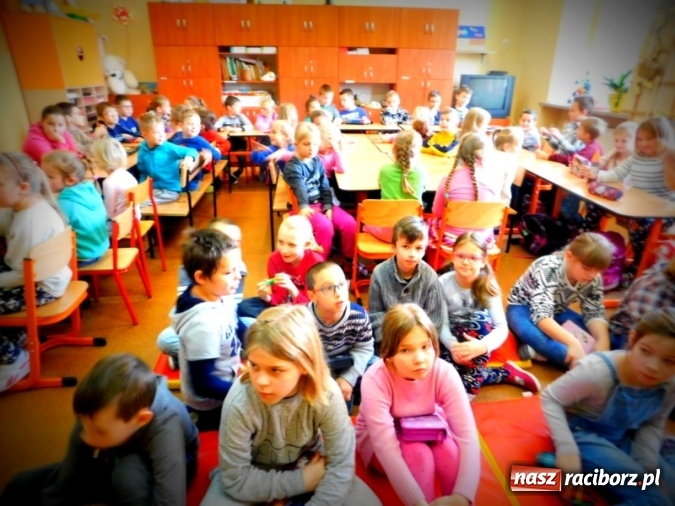 Zdjęcie w galerii na portalu naszraciborz.pl: W Szkole Podstawowej nr 4 dzieci kartki piszą  wiadomości z regionu