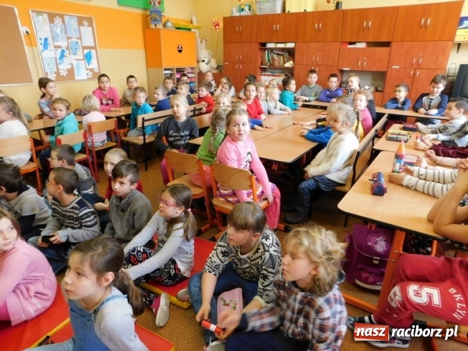 Zdjęcie w galerii na portalu naszraciborz.pl: W Szkole Podstawowej nr 4 dzieci kartki piszą  wiadomości z regionu