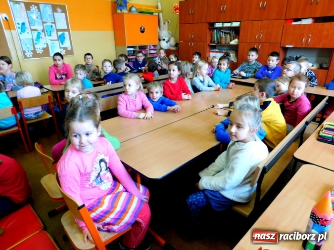 Zdjęcie w galerii na portalu naszraciborz.pl: W Szkole Podstawowej nr 4 dzieci kartki piszą  wiadomości z regionu