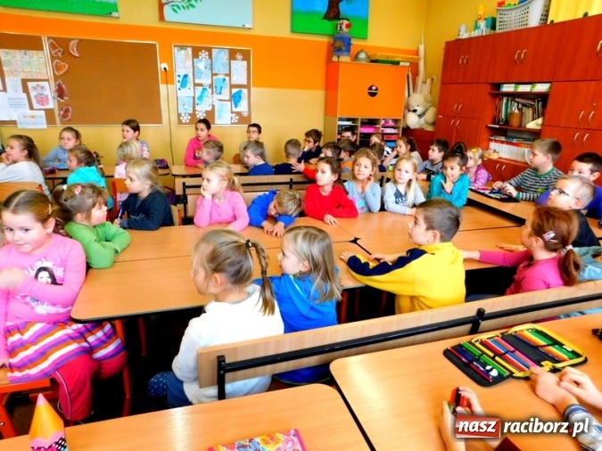 Zdjęcie w galerii na portalu naszraciborz.pl: W Szkole Podstawowej nr 4 dzieci kartki piszą  wiadomości z regionu