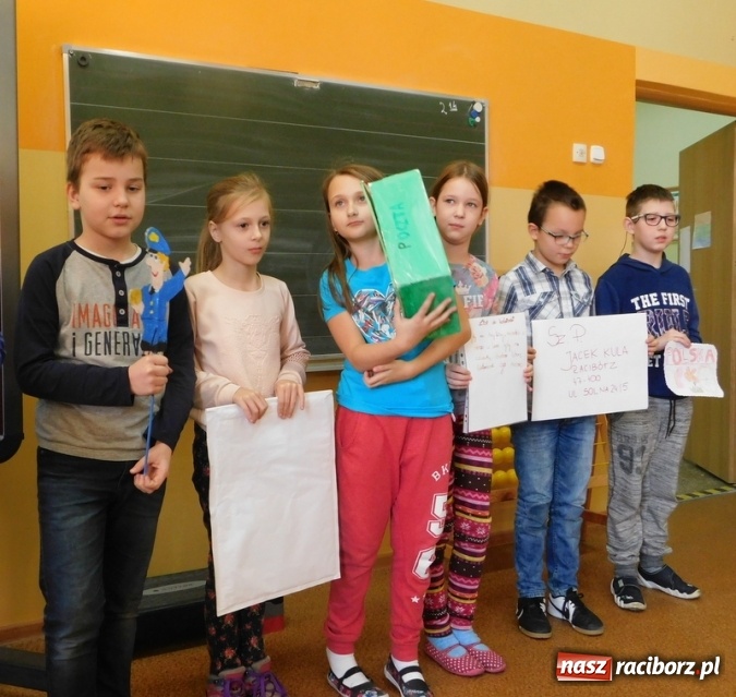 Zdjęcie w galerii na portalu naszraciborz.pl: W Szkole Podstawowej nr 4 dzieci kartki piszą  wiadomości z regionu