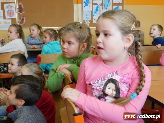 Zdjęcie w galerii na portalu naszraciborz.pl: W Szkole Podstawowej nr 4 dzieci kartki piszą  wiadomości z regionu