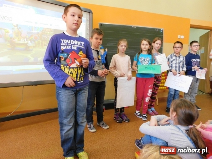 Zdjęcie w galerii na portalu naszraciborz.pl: W Szkole Podstawowej nr 4 dzieci kartki piszą  wiadomości z regionu