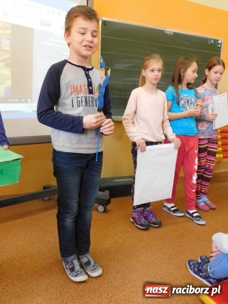 Zdjęcie w galerii na portalu naszraciborz.pl: W Szkole Podstawowej nr 4 dzieci kartki piszą  wiadomości z regionu