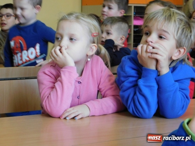 Zdjęcie w galerii na portalu naszraciborz.pl: W Szkole Podstawowej nr 4 dzieci kartki piszą  wiadomości z regionu