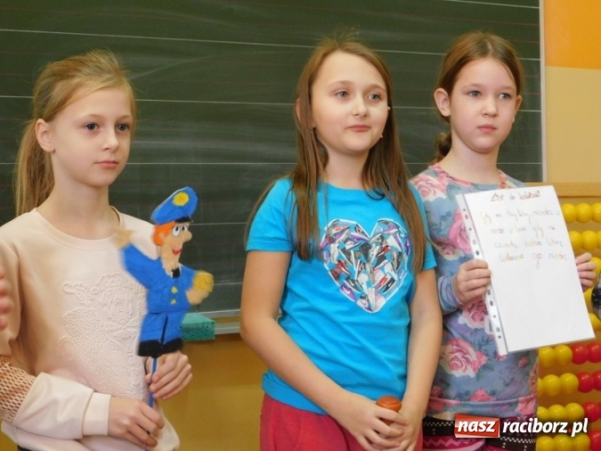 Zdjęcie w galerii na portalu naszraciborz.pl: W Szkole Podstawowej nr 4 dzieci kartki piszą  wiadomości z regionu