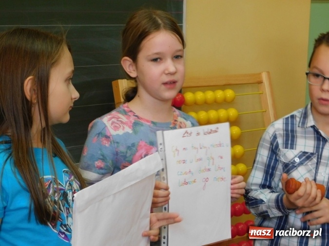 Zdjęcie w galerii na portalu naszraciborz.pl: W Szkole Podstawowej nr 4 dzieci kartki piszą  wiadomości z regionu