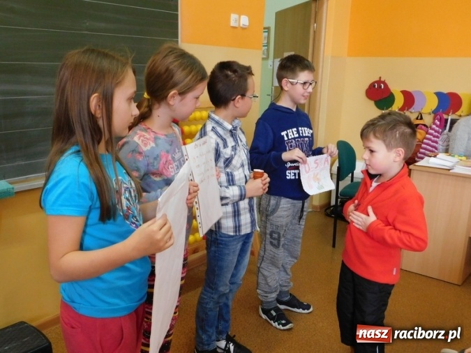 Zdjęcie w galerii na portalu naszraciborz.pl: W Szkole Podstawowej nr 4 dzieci kartki piszą  wiadomości z regionu