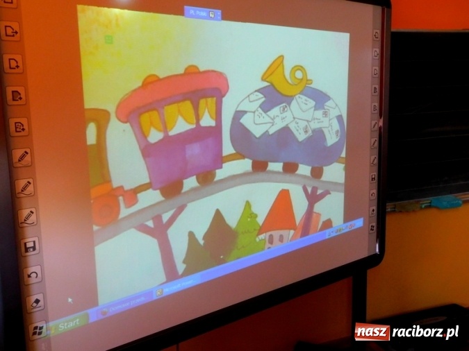 Zdjęcie w galerii na portalu naszraciborz.pl: W Szkole Podstawowej nr 4 dzieci kartki piszą  wiadomości z regionu