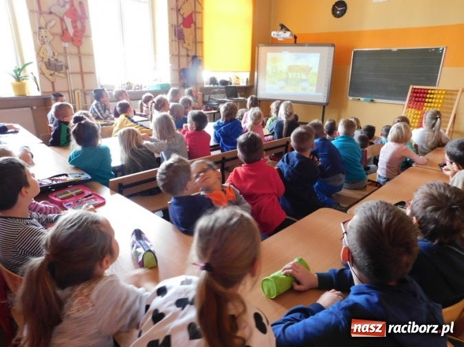 Zdjęcie w galerii na portalu naszraciborz.pl: W Szkole Podstawowej nr 4 dzieci kartki piszą  wiadomości z regionu