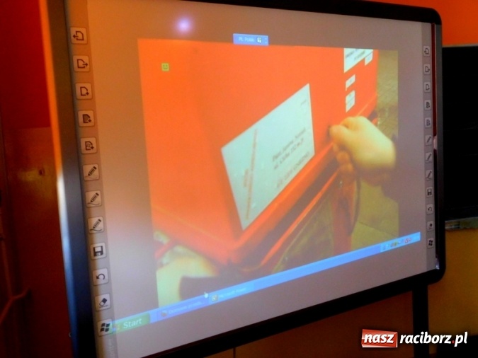 Zdjęcie w galerii na portalu naszraciborz.pl: W Szkole Podstawowej nr 4 dzieci kartki piszą  wiadomości z regionu