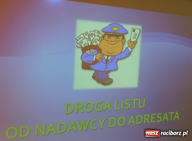 Zdjęcie w galerii na portalu naszraciborz.pl: W Szkole Podstawowej nr 4 dzieci kartki piszą  wiadomości z regionu