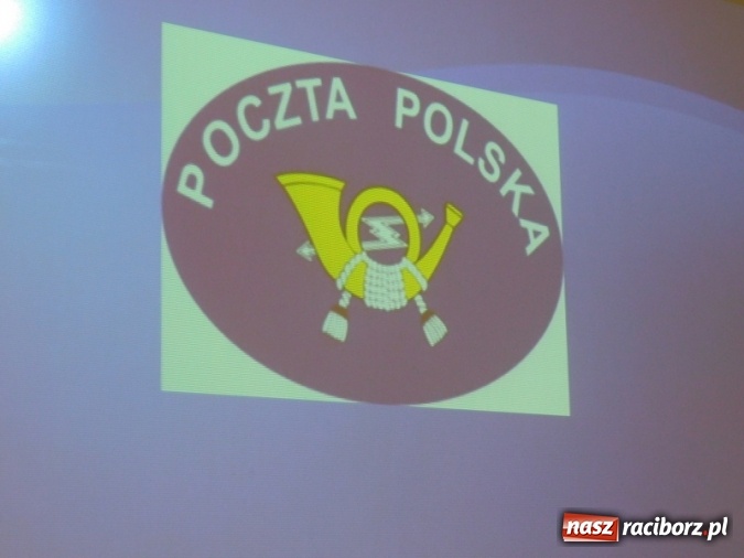 Zdjęcie w galerii na portalu naszraciborz.pl: W Szkole Podstawowej nr 4 dzieci kartki piszą  wiadomości z regionu