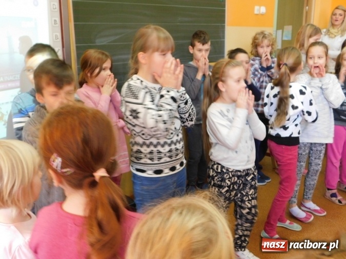 Zdjęcie w galerii na portalu naszraciborz.pl: W Szkole Podstawowej nr 4 dzieci kartki piszą  wiadomości z regionu