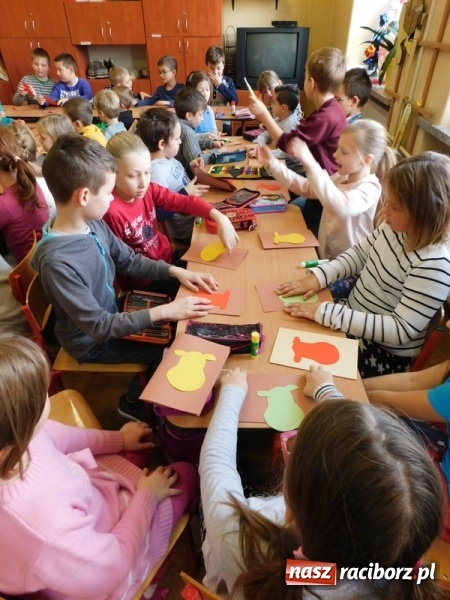 Zdjęcie w galerii na portalu naszraciborz.pl: W Szkole Podstawowej nr 4 dzieci kartki piszą  wiadomości z regionu