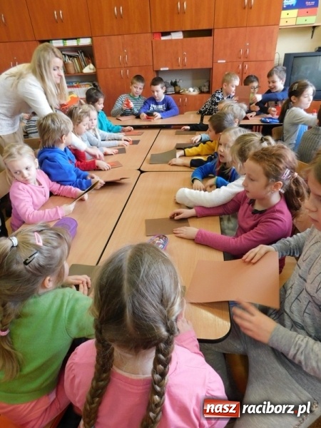 Zdjęcie w galerii na portalu naszraciborz.pl: W Szkole Podstawowej nr 4 dzieci kartki piszą  wiadomości z regionu