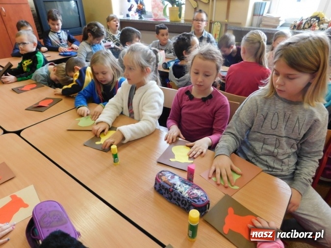 Zdjęcie w galerii na portalu naszraciborz.pl: W Szkole Podstawowej nr 4 dzieci kartki piszą  wiadomości z regionu