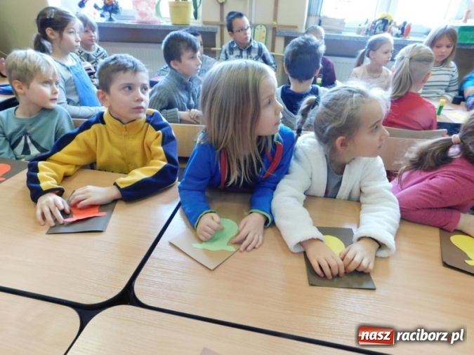 Zdjęcie w galerii na portalu naszraciborz.pl: W Szkole Podstawowej nr 4 dzieci kartki piszą  wiadomości z regionu