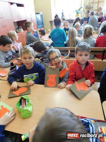 Zdjęcie w galerii na portalu naszraciborz.pl: W Szkole Podstawowej nr 4 dzieci kartki piszą  wiadomości z regionu