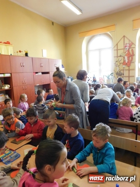 Zdjęcie w galerii na portalu naszraciborz.pl: W Szkole Podstawowej nr 4 dzieci kartki piszą  wiadomości z regionu